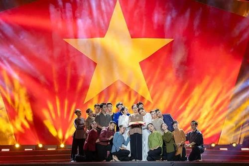 Đông đảo khán giả đến xem chương trình nghệ thuật 'Việt Nam tự hào vững bước'