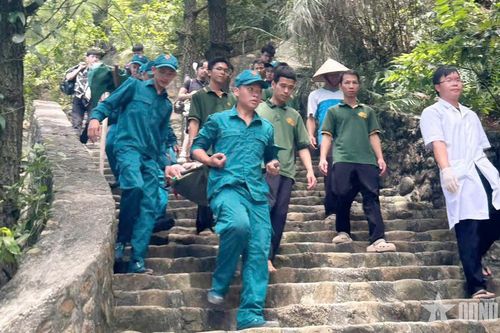 Quảng Ninh: Cứu du khách bị trượt ngã tại núi Thành Đẳng