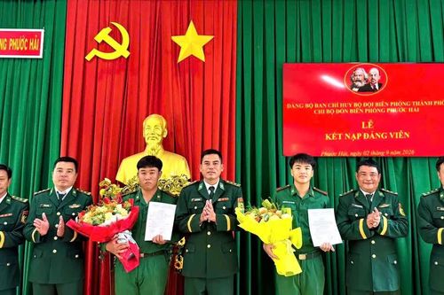 Nhiều chiến sĩ được vinh dự kết nạp Đảng trong ngày Tết Độc lập