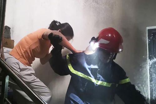 Cháy nhà ở kết hợp kinh doanh, 4 người thoát nạn