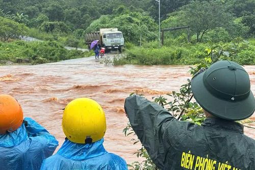 Gia Lai: Ngầm tràn ngập sâu, bộ đội biên phòng túc trực bảo vệ dân