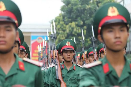 Một buổi tập luyện của người lính cận vệ bên Lăng Bác