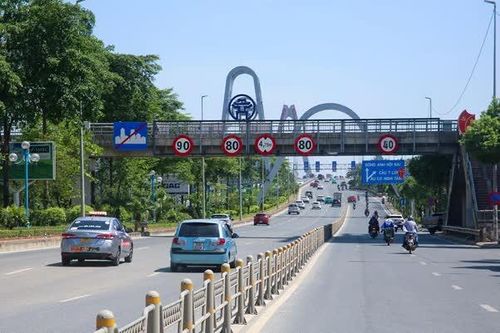 Bổ sung biển cảnh báo khoảng cách trên cầu Nhật Tân ngay trong tháng 9