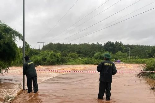 Gia Lai: Ngầm tràn ngập sâu, chia cắt, Bộ đội Biên phòng túc trực cảnh báo người dân
