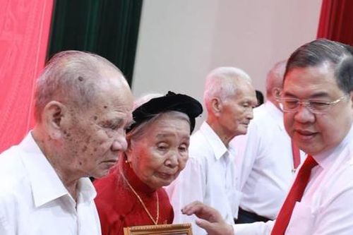 Phó Thủ tướng Thường trực Phạm Gia Túc trao Huy hiệu Đảng cho các đảng viên tại Hà Tĩnh