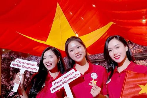 Thí sinh Hoa hậu Việt Nam xúc động trước 'Đất nước thiên hùng ca'