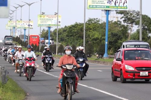 Dòng người ùn ùn từ miền Tây trở lại TPHCM