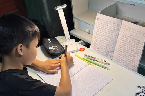 Trao ngọn đèn nhỏ thắp sáng ước mơ học trò nghèo