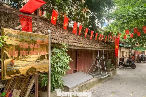 Độc đáo cửa hàng cắt tóc nằm sâu dưới lòng đất ở Ninh Bình