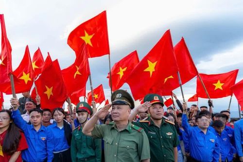Hàng nghìn người trẻ chào cờ trên đỉnh thiêng Yên Tử