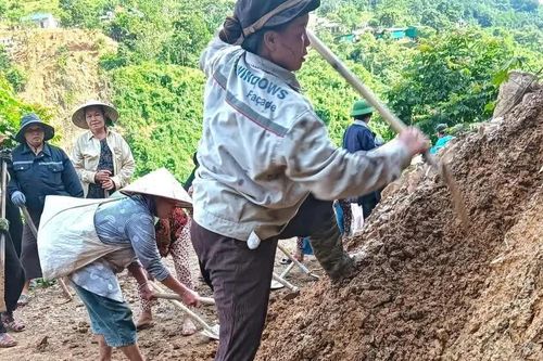 Xuyên lễ mở lại đường bị sạt lở để học sinh kịp đến trường