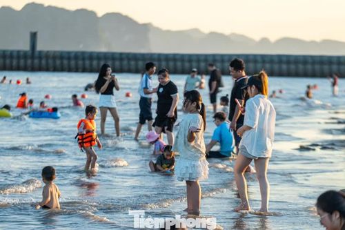 Chiều 2/9 không vội về Hà Nội, du khách 'giải nhiệt' ở biển Bãi Cháy