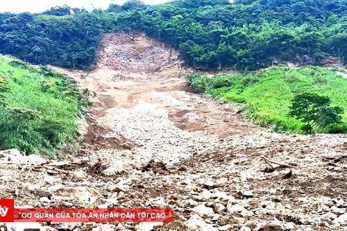 Nghệ An: Sạt lở gây ách tắc đường vào 4 bản