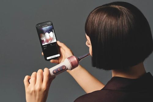 Bàn chải đánh răng AI gắn camera giá 500 USD