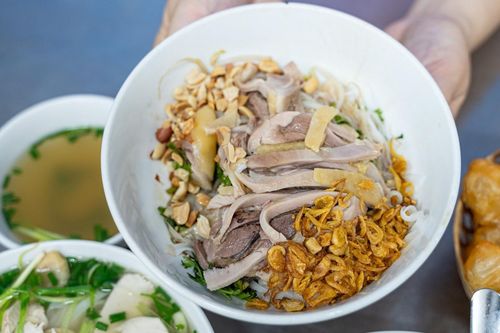 Phở gà Hà Nội gây sốt mạng xã hội Trung Quốc, khách khen bát phở giá trăm nghìn