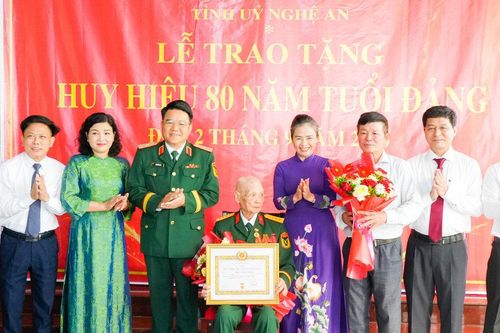Phó Bí thư Tỉnh ủy Võ Thị Minh Sinh trao Huy hiệu 80 năm tuổi Đảng tại xã Thiên Nhẫn