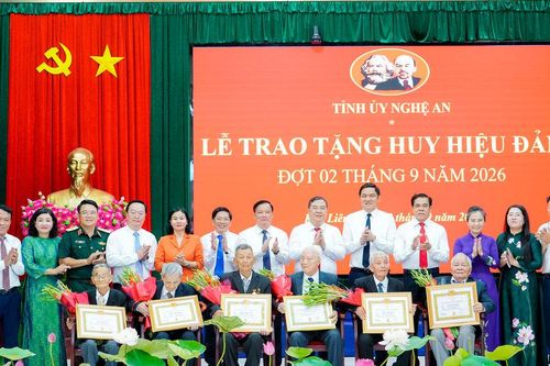 Phó Thủ tướng Thường trực Chính phủ trao Huy hiệu Đảng cho các đảng viên lão thành