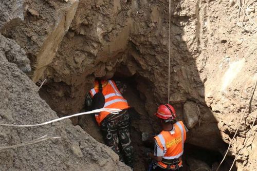 Nepal chạy đua giải cứu hàng trăm người mắc kẹt trong đường hầm thủy điện sau lũ dữ