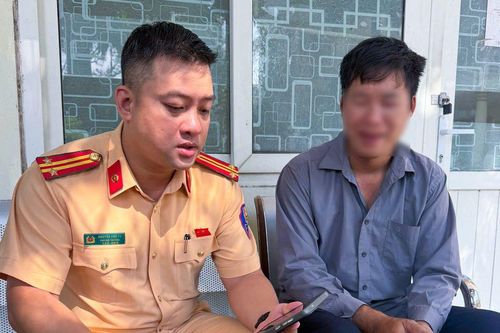 Một cuộc gặp bên đường trong ngày nghỉ lễ khiến nhiều người xúc động