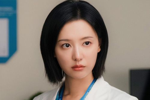 Kim Ji Won gây sốt với tạo hình bác sĩ lạnh lùng trong Doctor X