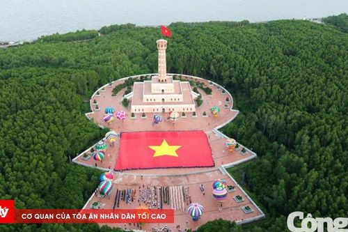 Lá cờ hơn 2.000m² tung bay tại lễ chào cờ nơi cực Nam Tổ quốc