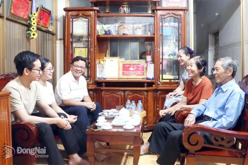 Dưới lá cờ Tổ quốc: Gia đình 3 thế hệ dưới cờ Đảng quang vinh