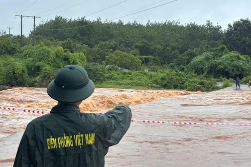 Đồn Biên phòng Ia Púch lập chốt cảnh báo nguy hiểm tại ngầm tràn bị ngập