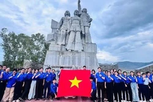 Lan tỏa tình yêu Tổ quốc từ lễ chào cờ đặc biệt