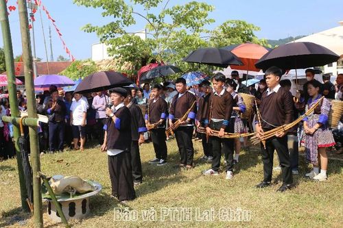 Trưng bày hiện vật, giới thiệu di sản văn hóa dân tộc Mông gắn với Lễ hội Gầu tào