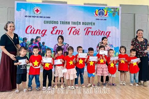 Khánh thành, bàn giao sân trường và trao học bổng cho học sinh vùng cao