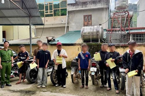 Tăng ga “thông chốt”, nhóm thanh thiếu niên cùng chủ xe bị phạt 80,5 triệu đồng