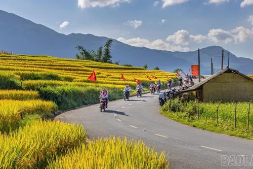 Du khách thích thú check-in cung đường hình chữ "S” ở Y Tý