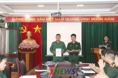 Lễ trao Huy hiệu Đảng và kết nạp đảng viên mới