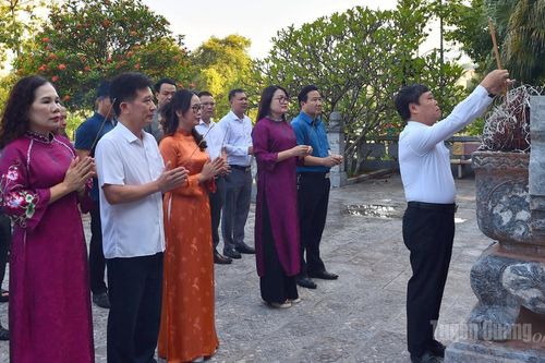 Báo và phát thanh, truyền hình Tuyên Quang dâng hương tưởng nhớ Chủ tịch Hồ Chí Minh