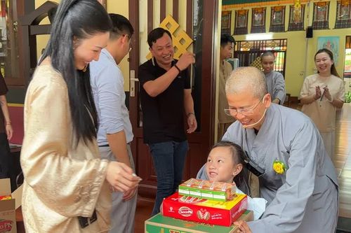 Kỷ niệm 10 năm Lớp giáo lý 'Bé học Phật', tu viện Như Giác trao 650 phần quà đến bà con ở Củ Chi