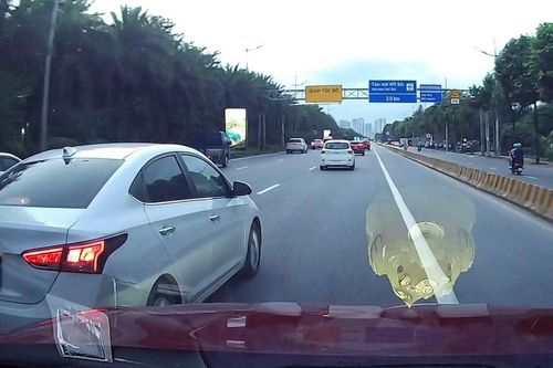 Ô tô liên tục tạt đầu, phanh gấp, ép xe phía sau giữa phố Hà Nội