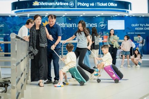 Gần 3.000 khách/giờ, sân bay Nội Bài vẫn thông thoáng ngày cao điểm