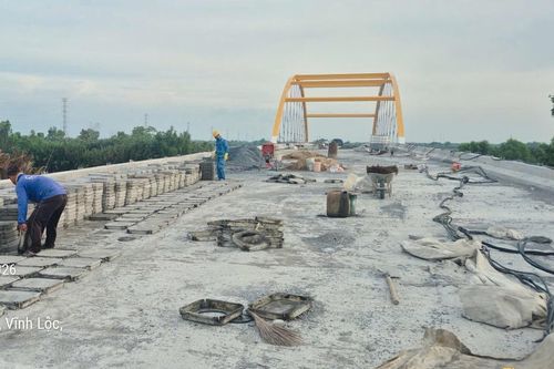 Công nhân làm việc xuyên lễ tại công trường đường Hồ Chí Minh qua tỉnh An Giang