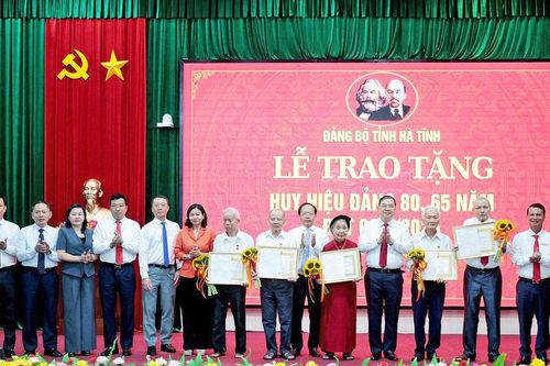 Phó Thủ tướng Thường trực Chính phủ Phạm Gia Túc trao Huy hiệu Đảng tặng các đảng viên tại Hà Tĩnh
