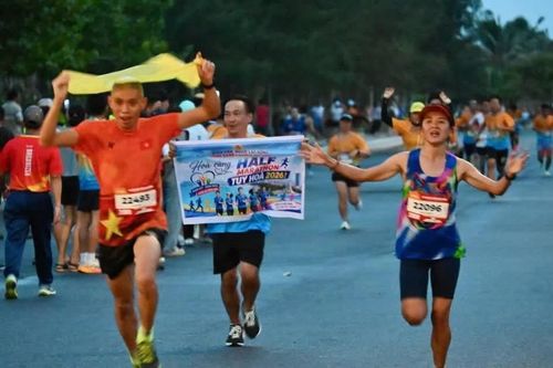 Làm rõ việc vận động viên bị rạch túi khi đang chạy marathon