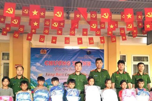 Công an tỉnh Phú Thọ tiếp sức học sinh khó khăn trước thềm năm học mới