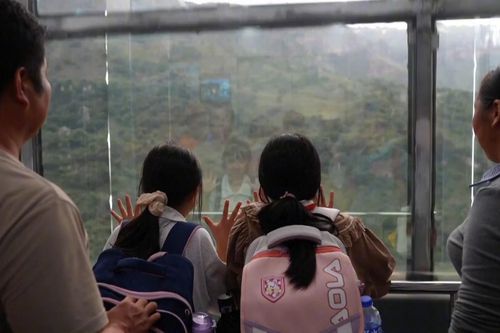 'Xe buýt trên không' rút ngắn đường đến trường