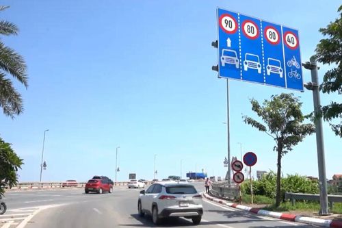 Lắp biển báo an toàn giao thông trên các cây cầu