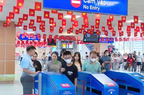 Đi tàu điện metro ngày Quốc khánh