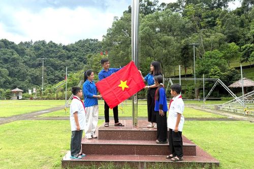 Sắc cờ Tổ quốc nơi biên cương