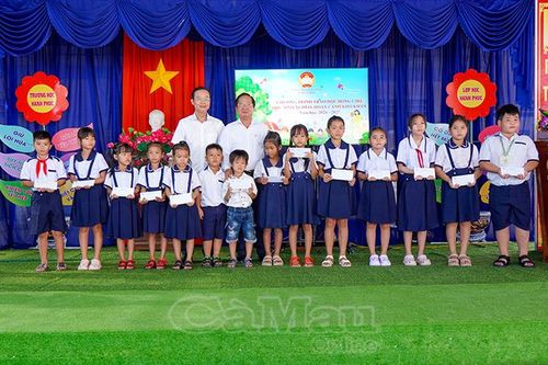 Trao học bổng hỗ trợ học sinh trước thềm năm học mới
