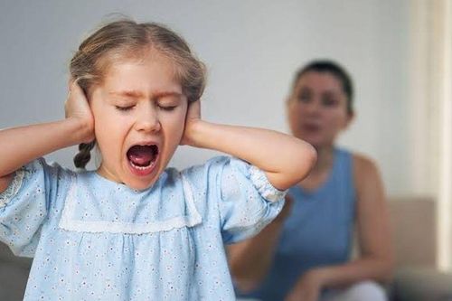 Con có 7 biểu hiện này, cha mẹ đừng vội bênh: Có thể đang nuôi con sai cách