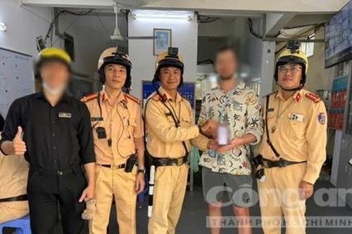 TPHCM: Du khách nước ngoài nhặt được điện thoại, nhờ CSGT trao trả cho người đánh rơi