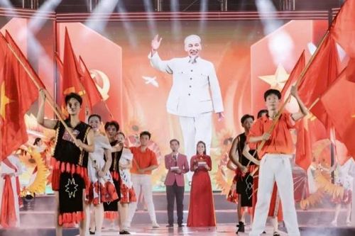 Tuy Hòa sôi động ngày Quốc khánh với giải chạy đón bình minh và đêm hội sầu riêng 2026