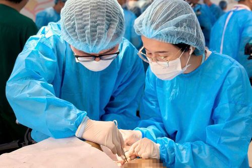 Cái ôm của em bé 11 tháng khi lần đầu nghe được và trăn trở của nữ bác sĩ BV 108